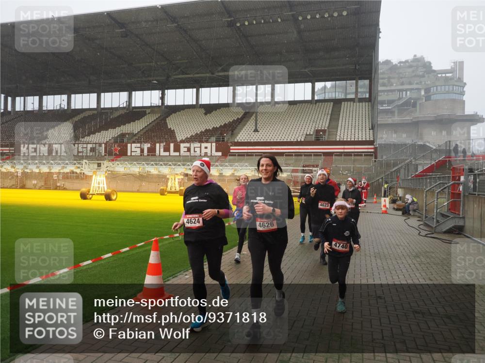 07.12.2025 - St. Pauli X-Mass-Run No. 15 Fabian Wolf http://msf.ph/oto/9371818 07.12.2025 10:08:04 Ziel 2691, 2692, 3627, 3628, 4231, 4623, 4624, 4626, 4734, 4737, 4740 meine-sportfotos.de