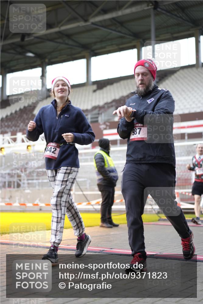 07.12.2025 - St. Pauli X-Mass-Run No. 15 Patografie http://msf.ph/oto/9371823 07.12.2025 11:46:45 Ziel 346, 371, 567, 570, 609, 640, 642, 645, 647, 649, 903, 978, 987, 1276, 2179, 2180, 2222, 2347, 2442, 2446, 2798, 2928, 3010, 3210, 3525, 3924, 3925 meine-sportfotos.de