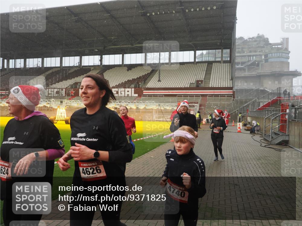 07.12.2025 - St. Pauli X-Mass-Run No. 15 Fabian Wolf http://msf.ph/oto/9371825 07.12.2025 10:08:04 Ziel 2691, 2692, 3627, 3628, 4231, 4623, 4624, 4626, 4734, 4737, 4740 meine-sportfotos.de