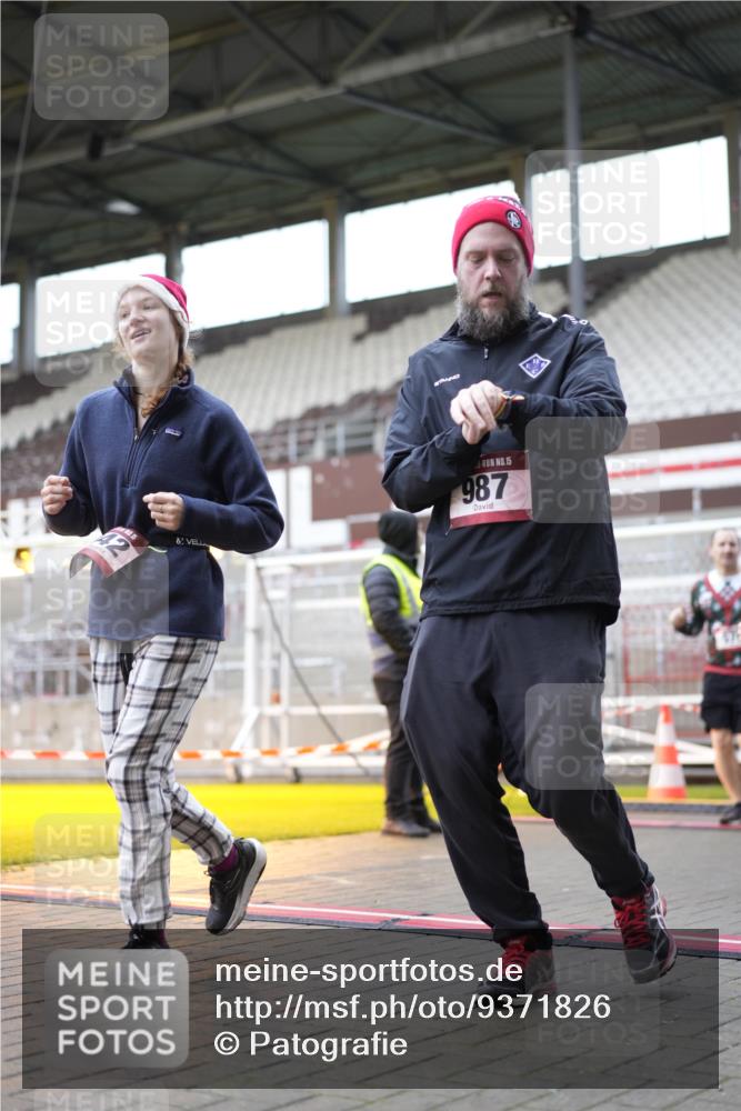 07.12.2025 - St. Pauli X-Mass-Run No. 15 Patografie http://msf.ph/oto/9371826 07.12.2025 11:46:45 Ziel 346, 371, 567, 570, 609, 640, 642, 645, 647, 649, 903, 978, 987, 1276, 2179, 2180, 2222, 2347, 2442, 2446, 2798, 2928, 3010, 3210, 3525, 3924, 3925 meine-sportfotos.de