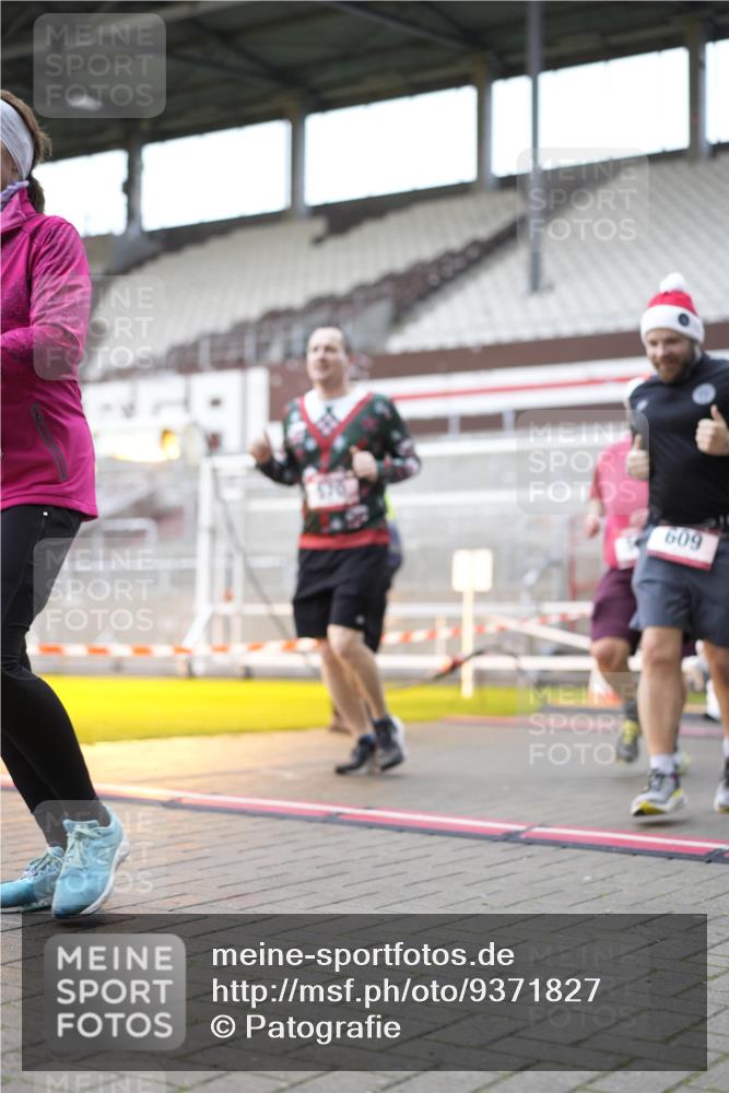 07.12.2025 - St. Pauli X-Mass-Run No. 15 Patografie http://msf.ph/oto/9371827 07.12.2025 11:46:46 Ziel 346, 371, 567, 570, 609, 640, 642, 645, 647, 649, 903, 978, 987, 1276, 2179, 2180, 2222, 2347, 2442, 2446, 2798, 2928, 3010, 3210, 3525, 3924, 3925 meine-sportfotos.de