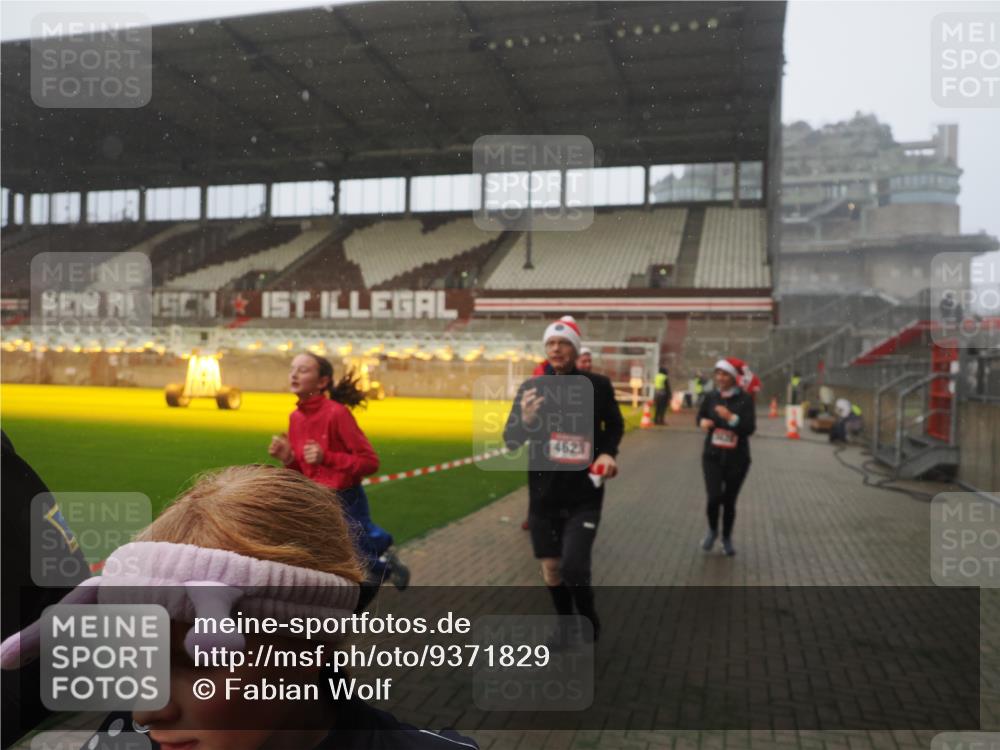07.12.2025 - St. Pauli X-Mass-Run No. 15 Fabian Wolf http://msf.ph/oto/9371829 07.12.2025 10:08:05 Ziel 2691, 2692, 3627, 3628, 4231, 4623, 4624, 4626, 4734, 4737, 4740 meine-sportfotos.de