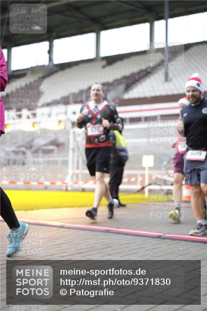 07.12.2025 - St. Pauli X-Mass-Run No. 15 Patografie http://msf.ph/oto/9371830 07.12.2025 11:46:46 Ziel 346, 371, 567, 570, 609, 640, 642, 645, 647, 649, 903, 978, 987, 1276, 2179, 2180, 2222, 2347, 2442, 2446, 2798, 2928, 3010, 3210, 3525, 3924, 3925 meine-sportfotos.de