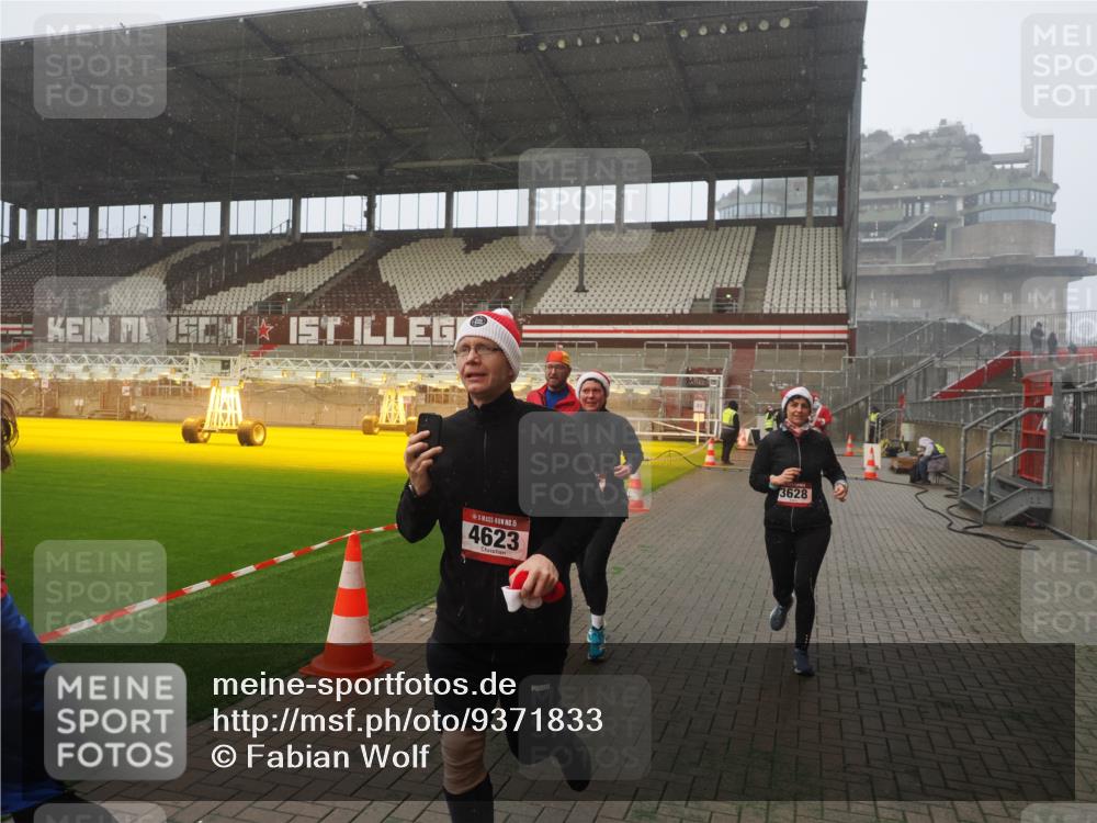 07.12.2025 - St. Pauli X-Mass-Run No. 15 Fabian Wolf http://msf.ph/oto/9371833 07.12.2025 10:08:05 Ziel 2691, 2692, 3627, 3628, 4231, 4623, 4624, 4626, 4734, 4737, 4740 meine-sportfotos.de