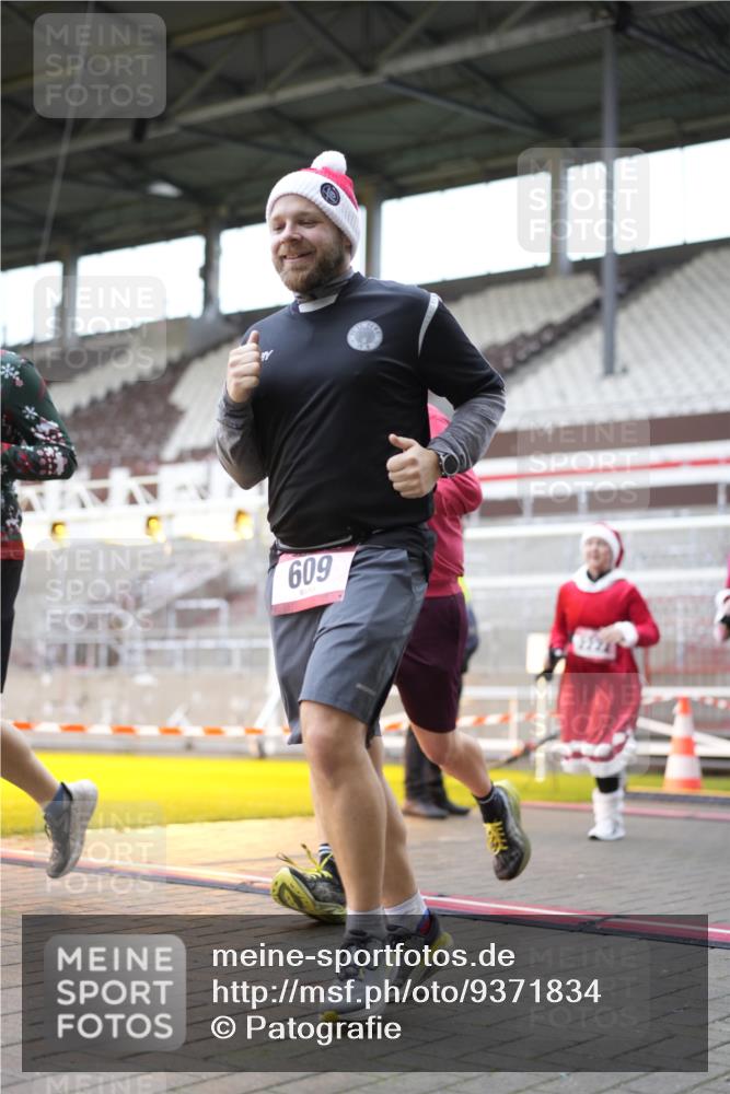 07.12.2025 - St. Pauli X-Mass-Run No. 15 Patografie http://msf.ph/oto/9371834 07.12.2025 11:46:47 Ziel 346, 371, 567, 570, 609, 640, 642, 645, 647, 649, 903, 978, 987, 1276, 1881, 1882, 2179, 2180, 2182, 2222, 2347, 2442, 2446, 2798, 2928, 3010, 3210, 3525, 3924, 3925, 3961 meine-sportfotos.de