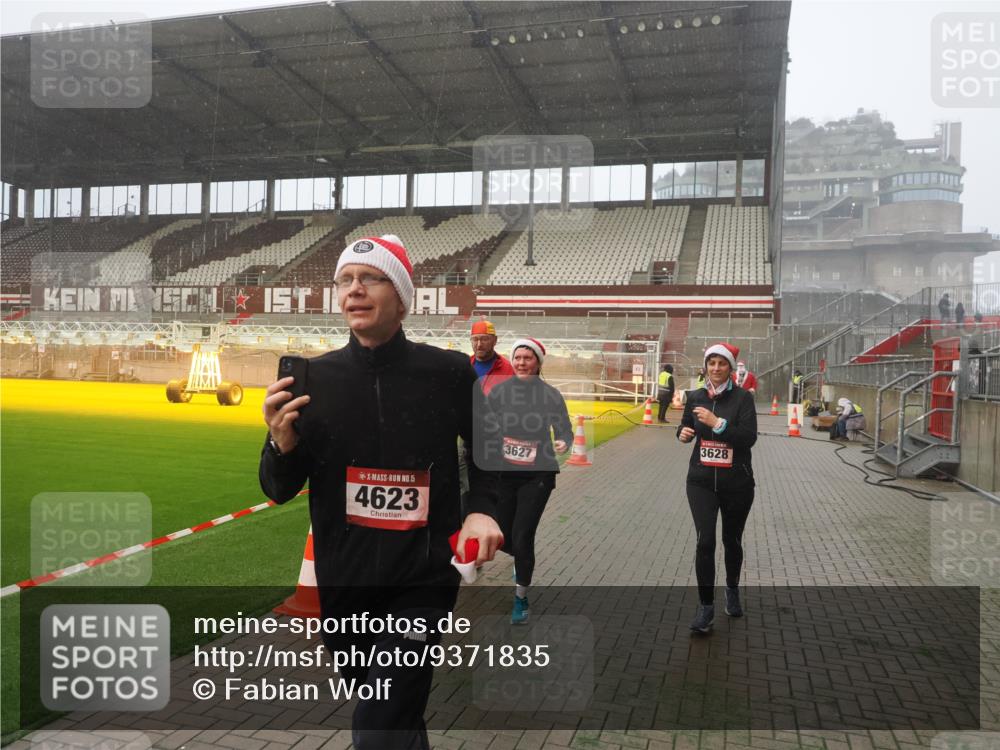 07.12.2025 - St. Pauli X-Mass-Run No. 15 Fabian Wolf http://msf.ph/oto/9371835 07.12.2025 10:08:05 Ziel 2691, 2692, 3627, 3628, 4231, 4623, 4624, 4626, 4734, 4737, 4740 meine-sportfotos.de