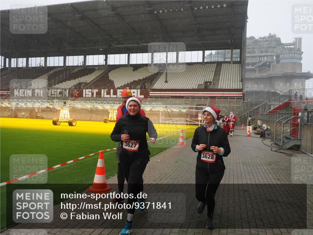 07.12.2025 - St. Pauli X-Mass-Run No. 15 Fabian Wolf http://msf.ph/oto/9371841 07.12.2025 10:08:06 Ziel 2691, 2692, 3627, 3628, 4231, 4623, 4624, 4626, 4734, 4737, 4740 meine-sportfotos.de