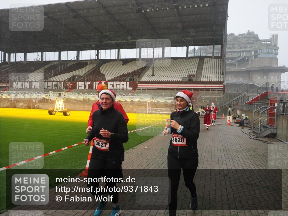 07.12.2025 - St. Pauli X-Mass-Run No. 15 Fabian Wolf http://msf.ph/oto/9371843 07.12.2025 10:08:06 Ziel 2691, 2692, 3627, 3628, 4231, 4623, 4624, 4626, 4734, 4737, 4740 meine-sportfotos.de