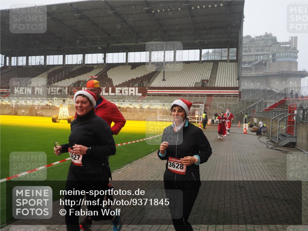 07.12.2025 - St. Pauli X-Mass-Run No. 15 Fabian Wolf http://msf.ph/oto/9371845 07.12.2025 10:08:07 Ziel 2691, 2692, 3627, 3628, 4231, 4623, 4624, 4626, 4734, 4737, 4740 meine-sportfotos.de