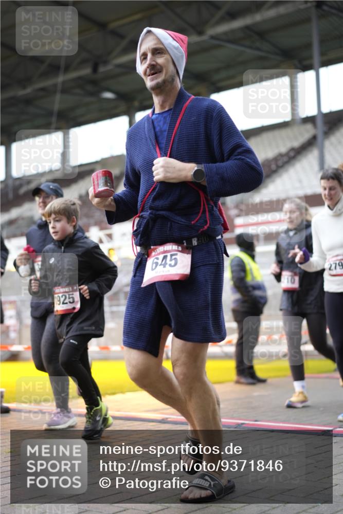 07.12.2025 - St. Pauli X-Mass-Run No. 15 Patografie http://msf.ph/oto/9371846 07.12.2025 11:46:50 Ziel 346, 371, 567, 570, 609, 640, 642, 645, 647, 649, 903, 978, 987, 1276, 1881, 1882, 2047, 2114, 2179, 2180, 2182, 2222, 2347, 2442, 2446, 2798, 2928, 3010, 3210, 3525, 3777, 3924, 3925, 3961 meine-sportfotos.de