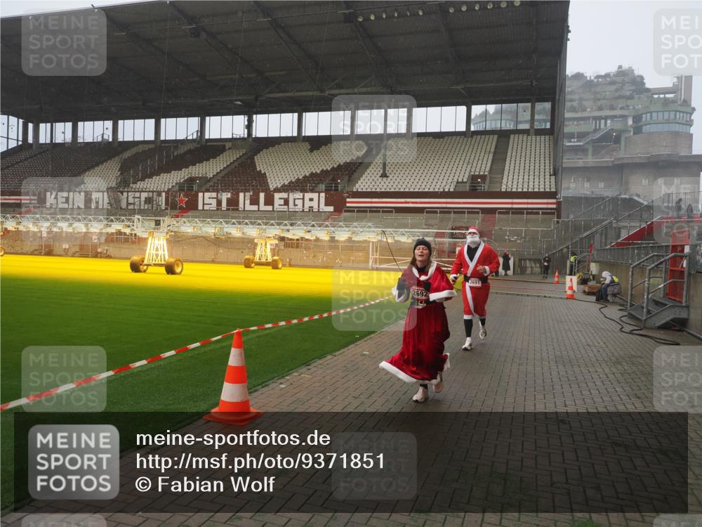 07.12.2025 - St. Pauli X-Mass-Run No. 15 Fabian Wolf http://msf.ph/oto/9371851 07.12.2025 10:08:10 Ziel 2691, 2692, 3627, 3628, 4231, 4623, 4624, 4626, 4734, 4737, 4740 meine-sportfotos.de