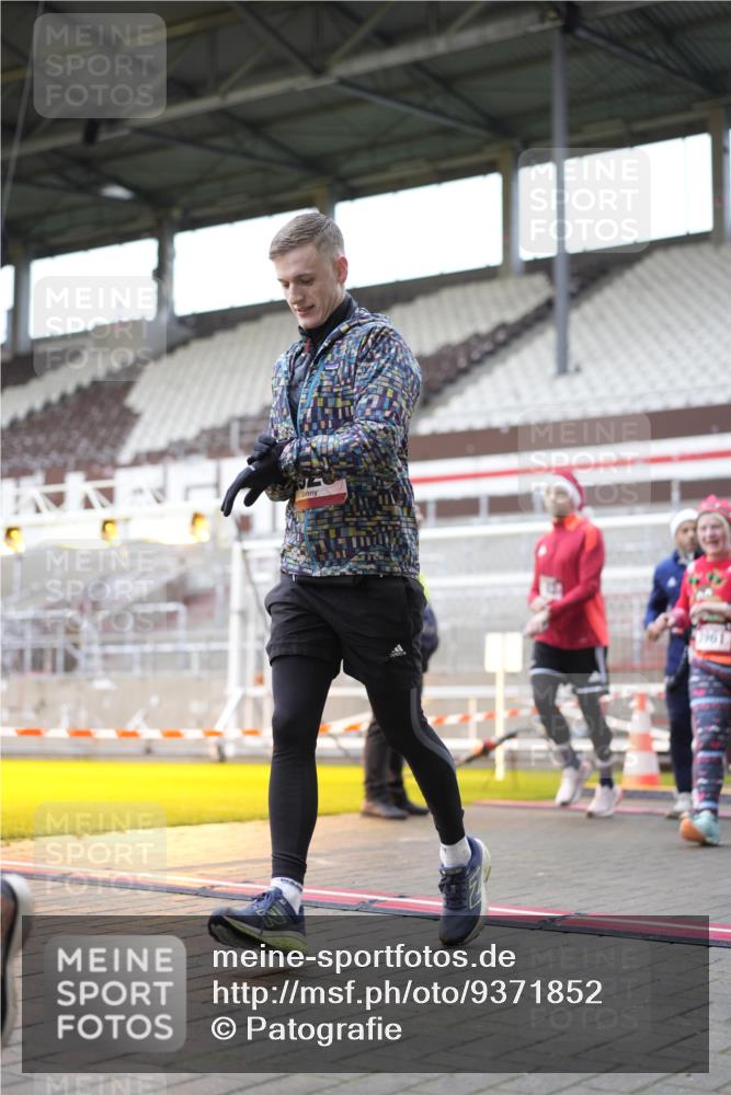 07.12.2025 - St. Pauli X-Mass-Run No. 15 Patografie http://msf.ph/oto/9371852 07.12.2025 11:46:51 Ziel 346, 371, 567, 570, 609, 640, 642, 645, 647, 649, 903, 978, 987, 1276, 1881, 1882, 2047, 2114, 2179, 2180, 2182, 2222, 2347, 2442, 2446, 2798, 2928, 3010, 3210, 3525, 3777, 3924, 3925, 3961 meine-sportfotos.de