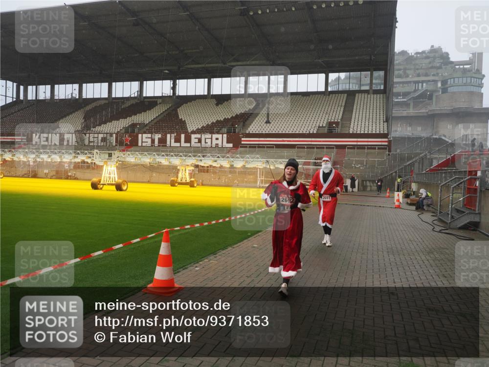 07.12.2025 - St. Pauli X-Mass-Run No. 15 Fabian Wolf http://msf.ph/oto/9371853 07.12.2025 10:08:11 Ziel 2691, 2692, 3627, 3628, 4231, 4623, 4624, 4626, 4734, 4737, 4740 meine-sportfotos.de