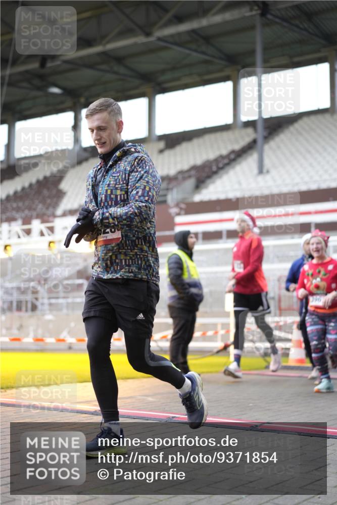 07.12.2025 - St. Pauli X-Mass-Run No. 15 Patografie http://msf.ph/oto/9371854 07.12.2025 11:46:51 Ziel 346, 371, 567, 570, 609, 640, 642, 645, 647, 649, 903, 978, 987, 1276, 1881, 1882, 2047, 2114, 2179, 2180, 2182, 2222, 2347, 2442, 2446, 2798, 2928, 3010, 3210, 3525, 3777, 3924, 3925, 3961 meine-sportfotos.de