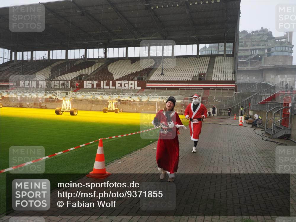 07.12.2025 - St. Pauli X-Mass-Run No. 15 Fabian Wolf http://msf.ph/oto/9371855 07.12.2025 10:08:11 Ziel 2691, 2692, 3627, 3628, 4231, 4623, 4624, 4626, 4734, 4737, 4740 meine-sportfotos.de