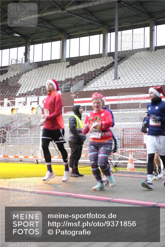 07.12.2025 - St. Pauli X-Mass-Run No. 15 Patografie http://msf.ph/oto/9371856 07.12.2025 11:46:52 Ziel 346, 371, 567, 570, 609, 640, 642, 645, 647, 649, 903, 978, 987, 1276, 1881, 1882, 2047, 2114, 2179, 2180, 2182, 2222, 2347, 2442, 2446, 2798, 2928, 3010, 3210, 3525, 3777, 3924, 3925, 3961 meine-sportfotos.de