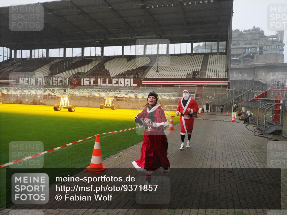 07.12.2025 - St. Pauli X-Mass-Run No. 15 Fabian Wolf http://msf.ph/oto/9371857 07.12.2025 10:08:11 Ziel 2691, 2692, 3627, 3628, 4231, 4623, 4624, 4626, 4734, 4737, 4740 meine-sportfotos.de