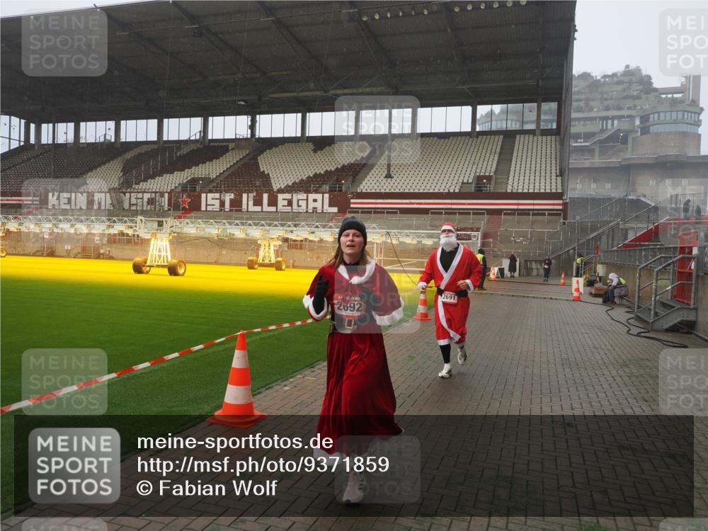 07.12.2025 - St. Pauli X-Mass-Run No. 15 Fabian Wolf http://msf.ph/oto/9371859 07.12.2025 10:08:11 Ziel 2691, 2692, 3627, 3628, 4231, 4623, 4624, 4626, 4734, 4737, 4740 meine-sportfotos.de