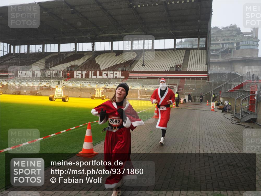 07.12.2025 - St. Pauli X-Mass-Run No. 15 Fabian Wolf http://msf.ph/oto/9371860 07.12.2025 10:08:11 Ziel 2691, 2692, 3627, 3628, 4231, 4623, 4624, 4626, 4734, 4737, 4740 meine-sportfotos.de