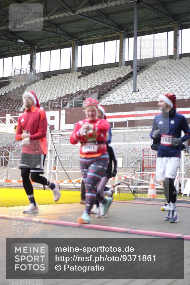 07.12.2025 - St. Pauli X-Mass-Run No. 15 Patografie http://msf.ph/oto/9371861 07.12.2025 11:46:52 Ziel 346, 371, 567, 570, 609, 640, 642, 645, 647, 649, 903, 978, 987, 1276, 1881, 1882, 2047, 2114, 2179, 2180, 2182, 2222, 2347, 2442, 2446, 2798, 2928, 3010, 3210, 3525, 3777, 3924, 3925, 3961 meine-sportfotos.de
