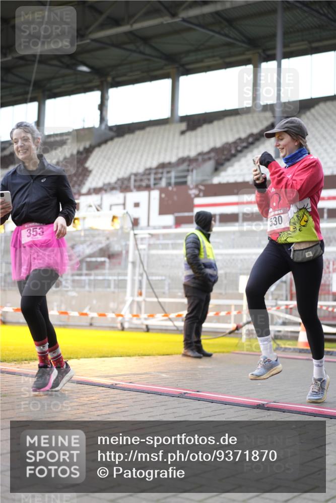 07.12.2025 - St. Pauli X-Mass-Run No. 15 Patografie http://msf.ph/oto/9371870 07.12.2025 11:47:00 Ziel 353, 530, 567, 570, 609, 640, 645, 647, 978, 1881, 1882, 2047, 2114, 2182, 2222, 2347, 2798, 2928, 3010, 3210, 3215, 3216, 3420, 3525, 3777, 3924, 3925, 3948, 3949, 3961, 5004 meine-sportfotos.de