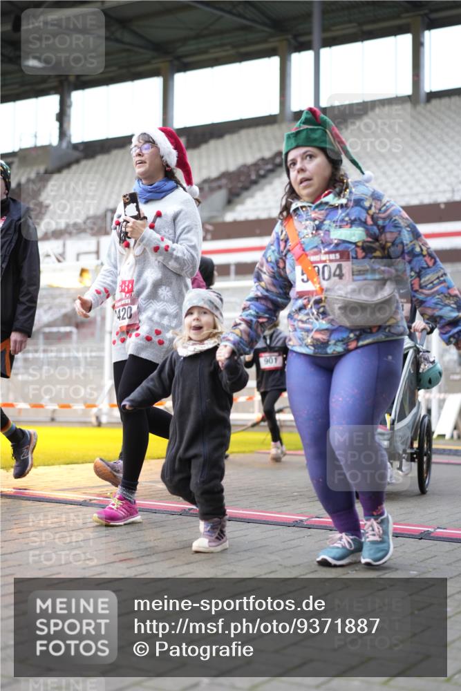 07.12.2025 - St. Pauli X-Mass-Run No. 15 Patografie http://msf.ph/oto/9371887 07.12.2025 11:47:06 Ziel 353, 530, 614, 898, 900, 901, 992, 1881, 1882, 2047, 2114, 2182, 2221, 2223, 2568, 3215, 3216, 3420, 3641, 3777, 3948, 3949, 3961, 5004 meine-sportfotos.de