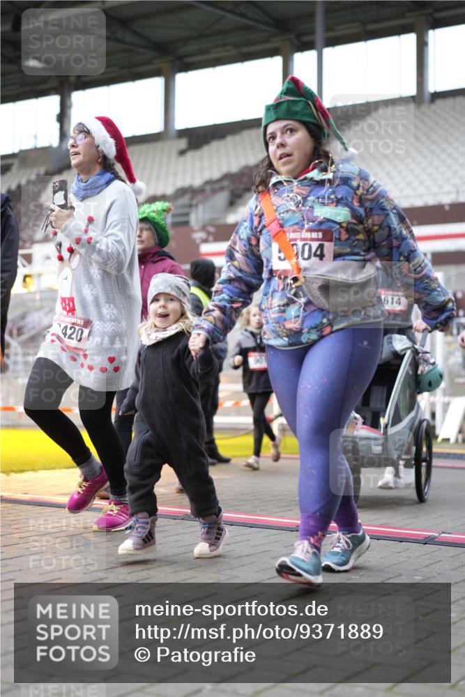 07.12.2025 - St. Pauli X-Mass-Run No. 15 Patografie http://msf.ph/oto/9371889 07.12.2025 11:47:06 Ziel 353, 530, 614, 898, 900, 901, 992, 1881, 1882, 2047, 2114, 2182, 2221, 2223, 2568, 3215, 3216, 3420, 3641, 3777, 3948, 3949, 3961, 5004 meine-sportfotos.de