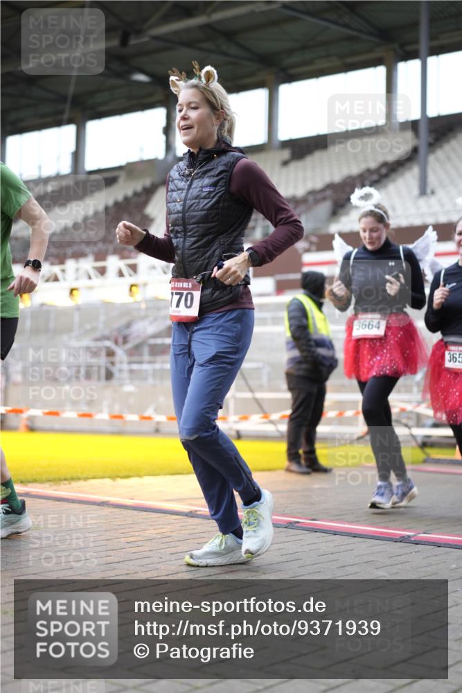07.12.2025 - St. Pauli X-Mass-Run No. 15 Patografie http://msf.ph/oto/9371939 07.12.2025 11:47:27 Ziel 107, 121, 125, 131, 237, 245, 254, 930, 1540, 3416, 3419, 3430, 3471, 3482, 3594, 3596, 3655, 3664, 3754, 3770, 3798, 3800, 4883 meine-sportfotos.de