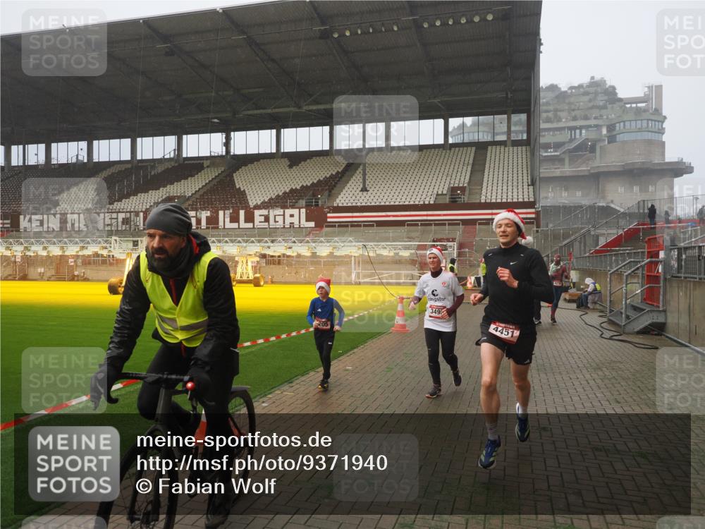 07.12.2025 - St. Pauli X-Mass-Run No. 15 Fabian Wolf http://msf.ph/oto/9371940 07.12.2025 10:08:38 Ziel 707, 2247, 2248, 2650, 3212, 3495, 3671, 3759, 4205, 4232, 4234, 4451 meine-sportfotos.de