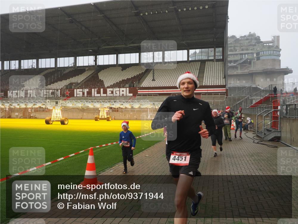 07.12.2025 - St. Pauli X-Mass-Run No. 15 Fabian Wolf http://msf.ph/oto/9371944 07.12.2025 10:08:38 Ziel 707, 2247, 2248, 2650, 3212, 3495, 3671, 3759, 4205, 4232, 4234, 4451 meine-sportfotos.de