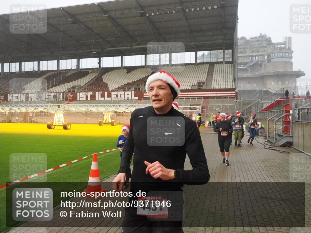 07.12.2025 - St. Pauli X-Mass-Run No. 15 Fabian Wolf http://msf.ph/oto/9371946 07.12.2025 10:08:38 Ziel 707, 2247, 2248, 2650, 3212, 3495, 3671, 3759, 4205, 4232, 4234, 4451 meine-sportfotos.de
