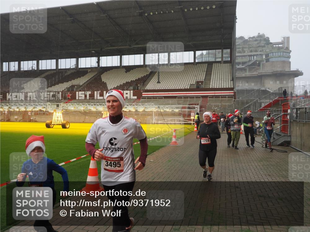 07.12.2025 - St. Pauli X-Mass-Run No. 15 Fabian Wolf http://msf.ph/oto/9371952 07.12.2025 10:08:39 Ziel 707, 1031, 2247, 2248, 2650, 3212, 3495, 3671, 3759, 4205, 4232, 4234, 4451 meine-sportfotos.de