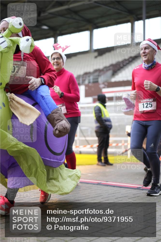 07.12.2025 - St. Pauli X-Mass-Run No. 15 Patografie http://msf.ph/oto/9371955 07.12.2025 11:47:29 Ziel 107, 121, 125, 131, 237, 245, 254, 930, 1540, 3416, 3419, 3430, 3594, 3596, 3655, 3664, 3754, 3770, 4883 meine-sportfotos.de