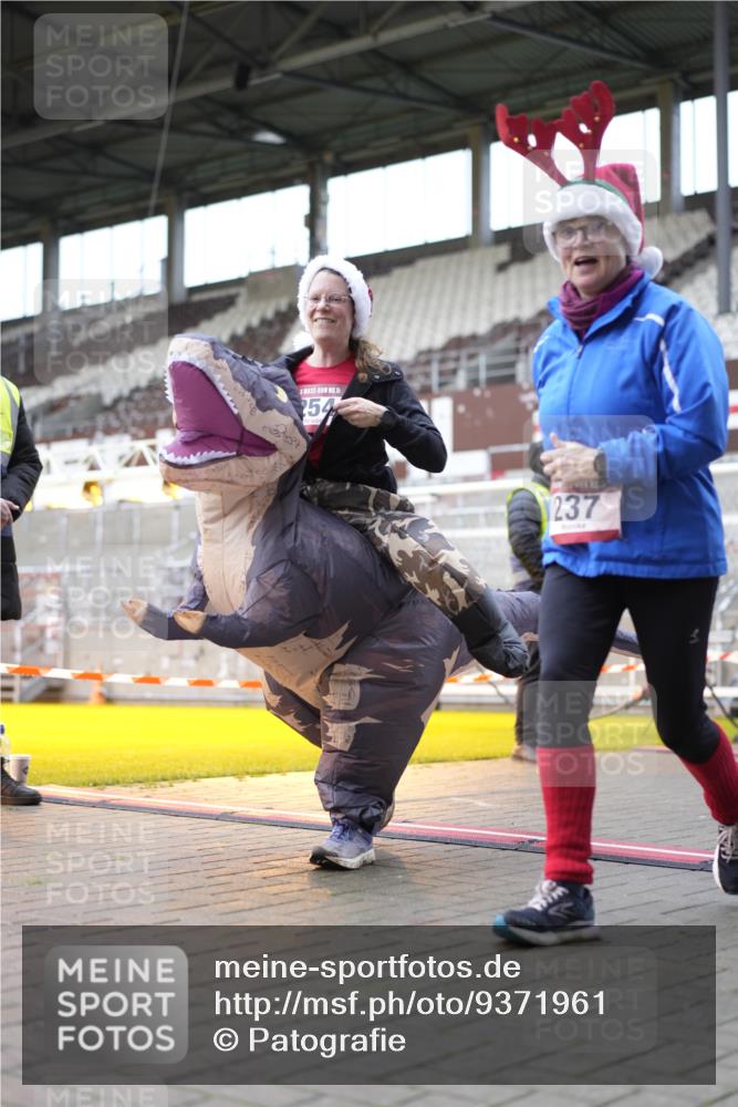 07.12.2025 - St. Pauli X-Mass-Run No. 15 Patografie http://msf.ph/oto/9371961 07.12.2025 11:47:30 Ziel 107, 121, 125, 131, 237, 245, 254, 930, 1540, 3416, 3419, 3430, 3594, 3596, 3655, 3664, 3754, 3770, 4883 meine-sportfotos.de