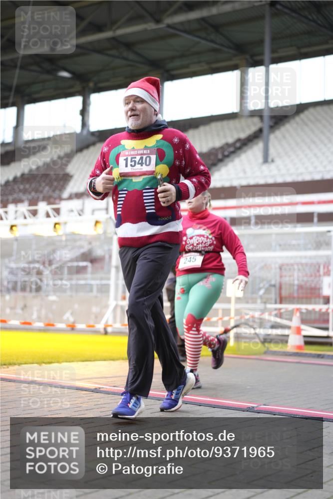 07.12.2025 - St. Pauli X-Mass-Run No. 15 Patografie http://msf.ph/oto/9371965 07.12.2025 11:47:32 Ziel 107, 121, 125, 131, 237, 245, 254, 930, 1540, 3416, 3419, 3430, 3594, 3596, 3655, 3664, 3754, 3770 meine-sportfotos.de