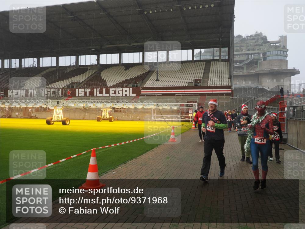 07.12.2025 - St. Pauli X-Mass-Run No. 15 Fabian Wolf http://msf.ph/oto/9371968 07.12.2025 10:08:42 Ziel 390, 707, 789, 947, 1002, 1031, 2247, 2248, 2521, 3212, 3332, 3335, 3495, 3671, 3759, 4205, 4232, 4234, 4451 meine-sportfotos.de