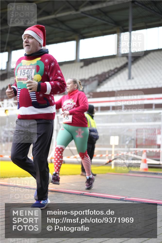 07.12.2025 - St. Pauli X-Mass-Run No. 15 Patografie http://msf.ph/oto/9371969 07.12.2025 11:47:32 Ziel 107, 121, 125, 131, 237, 245, 254, 930, 1540, 3416, 3419, 3430, 3594, 3596, 3655, 3664, 3754, 3770 meine-sportfotos.de