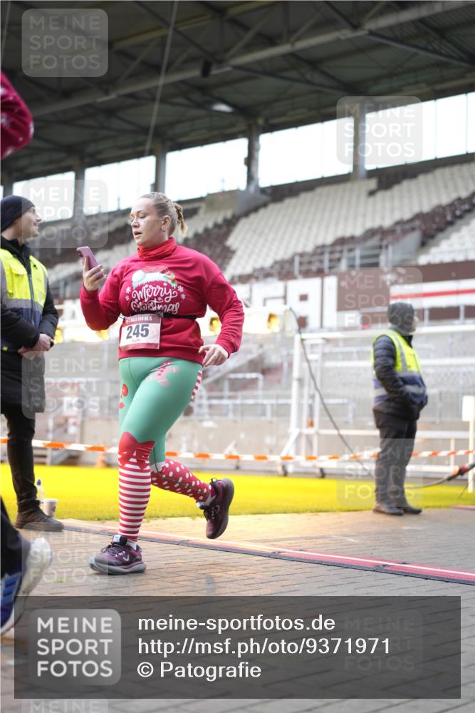 07.12.2025 - St. Pauli X-Mass-Run No. 15 Patografie http://msf.ph/oto/9371971 07.12.2025 11:47:33 Ziel 107, 121, 125, 131, 237, 245, 254, 930, 1540, 3416, 3419, 3430, 3594, 3596, 3655, 3664, 3754, 3770 meine-sportfotos.de
