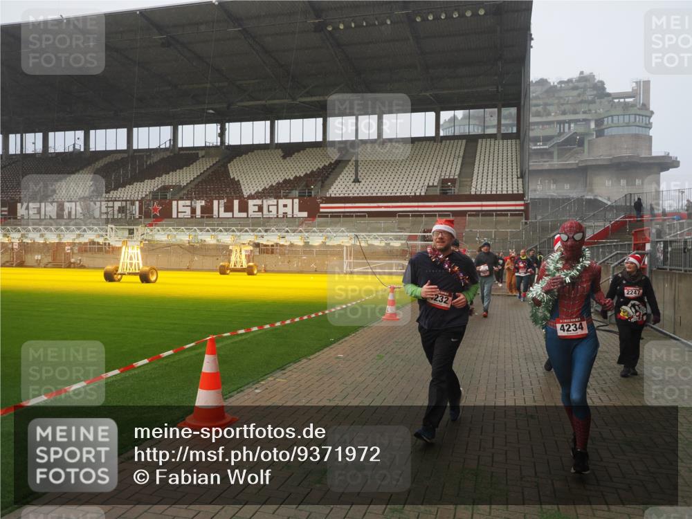 07.12.2025 - St. Pauli X-Mass-Run No. 15 Fabian Wolf http://msf.ph/oto/9371972 07.12.2025 10:08:43 Ziel 390, 707, 789, 947, 1002, 1031, 2247, 2248, 2521, 3212, 3332, 3335, 3495, 3671, 3759, 4205, 4232, 4234, 4451 meine-sportfotos.de