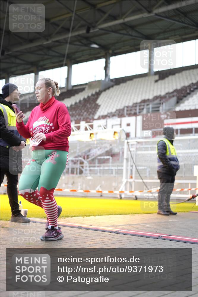 07.12.2025 - St. Pauli X-Mass-Run No. 15 Patografie http://msf.ph/oto/9371973 07.12.2025 11:47:33 Ziel 107, 121, 125, 131, 237, 245, 254, 930, 1540, 3416, 3419, 3430, 3594, 3596, 3655, 3664, 3754, 3770 meine-sportfotos.de