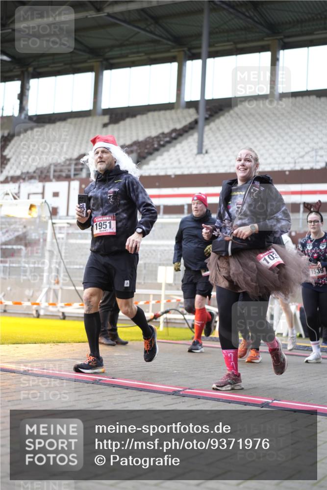 07.12.2025 - St. Pauli X-Mass-Run No. 15 Patografie http://msf.ph/oto/9371976 07.12.2025 11:47:41 Ziel 107, 121, 125, 131, 237, 245, 254, 1032, 1534, 1539, 1540, 1622, 1951, 2451, 2452, 2475, 3225, 3227, 3655, 3664, 3754, 3770 meine-sportfotos.de