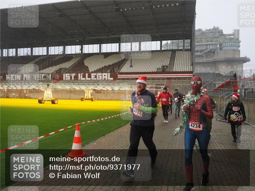 07.12.2025 - St. Pauli X-Mass-Run No. 15 Fabian Wolf http://msf.ph/oto/9371977 07.12.2025 10:08:43 Ziel 390, 707, 789, 947, 1002, 1031, 2247, 2248, 2521, 3212, 3332, 3335, 3495, 3671, 3759, 4205, 4232, 4234, 4451 meine-sportfotos.de