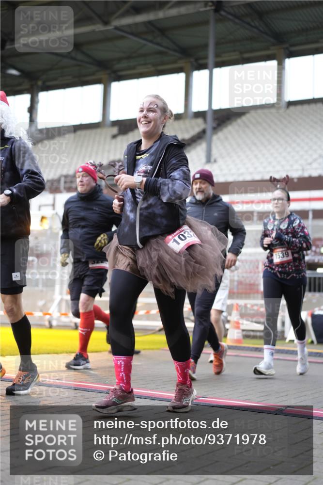 07.12.2025 - St. Pauli X-Mass-Run No. 15 Patografie http://msf.ph/oto/9371978 07.12.2025 11:47:41 Ziel 107, 121, 125, 131, 237, 245, 254, 1032, 1534, 1539, 1540, 1622, 1951, 2451, 2452, 2475, 3225, 3227, 3655, 3664, 3754, 3770 meine-sportfotos.de