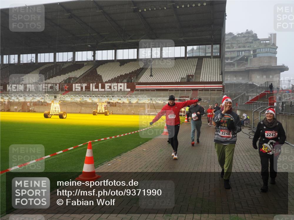 07.12.2025 - St. Pauli X-Mass-Run No. 15 Fabian Wolf http://msf.ph/oto/9371990 07.12.2025 10:08:45 Ziel 390, 707, 789, 947, 1002, 1031, 1176, 2247, 2248, 2521, 3212, 3332, 3335, 3495, 3671, 3759, 3904, 4205, 4232, 4234, 4451 meine-sportfotos.de