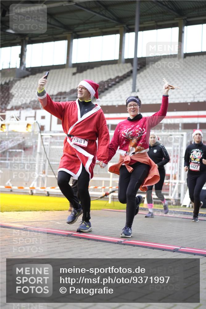 07.12.2025 - St. Pauli X-Mass-Run No. 15 Patografie http://msf.ph/oto/9371997 07.12.2025 11:47:47 Ziel 1032, 1534, 1539, 1622, 1951, 2381, 2384, 2451, 2452, 2475, 2516, 2842, 3225, 3227, 3313, 4425, 4427 meine-sportfotos.de