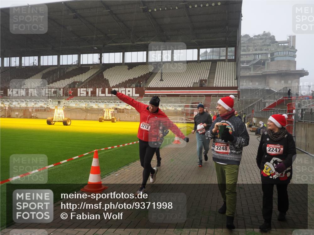 07.12.2025 - St. Pauli X-Mass-Run No. 15 Fabian Wolf http://msf.ph/oto/9371998 07.12.2025 10:08:45 Ziel 390, 707, 789, 947, 1002, 1031, 1176, 2247, 2248, 2521, 3212, 3332, 3335, 3495, 3671, 3759, 3904, 4205, 4232, 4234, 4451 meine-sportfotos.de