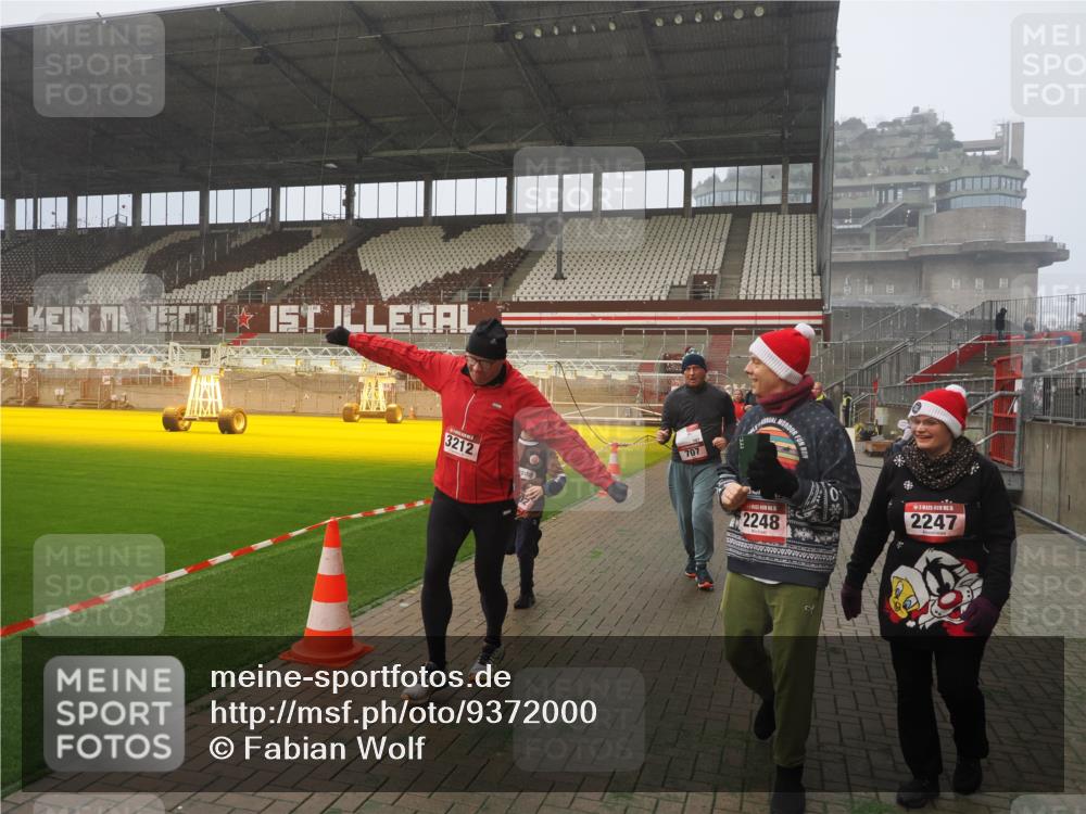 07.12.2025 - St. Pauli X-Mass-Run No. 15 Fabian Wolf http://msf.ph/oto/9372000 07.12.2025 10:08:46 Ziel 390, 707, 789, 947, 1002, 1031, 1176, 2247, 2248, 2521, 3212, 3332, 3335, 3495, 3671, 3759, 3904, 3907, 4205, 4232, 4234, 4451 meine-sportfotos.de