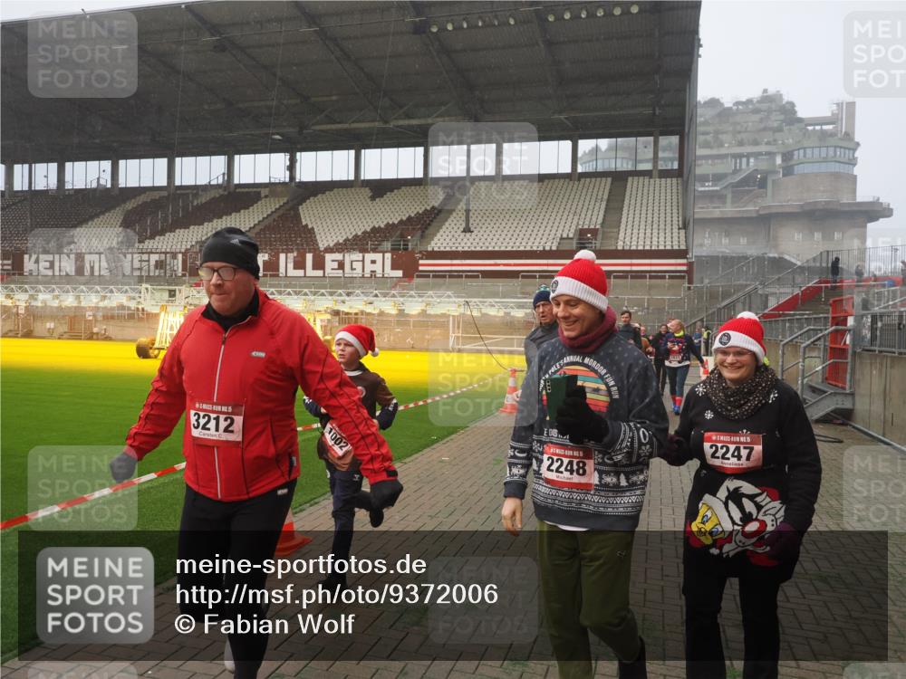 07.12.2025 - St. Pauli X-Mass-Run No. 15 Fabian Wolf http://msf.ph/oto/9372006 07.12.2025 10:08:46 Ziel 390, 707, 789, 947, 1002, 1031, 1176, 2247, 2248, 2521, 3212, 3332, 3335, 3495, 3671, 3759, 3904, 3907, 4205, 4232, 4234, 4451 meine-sportfotos.de
