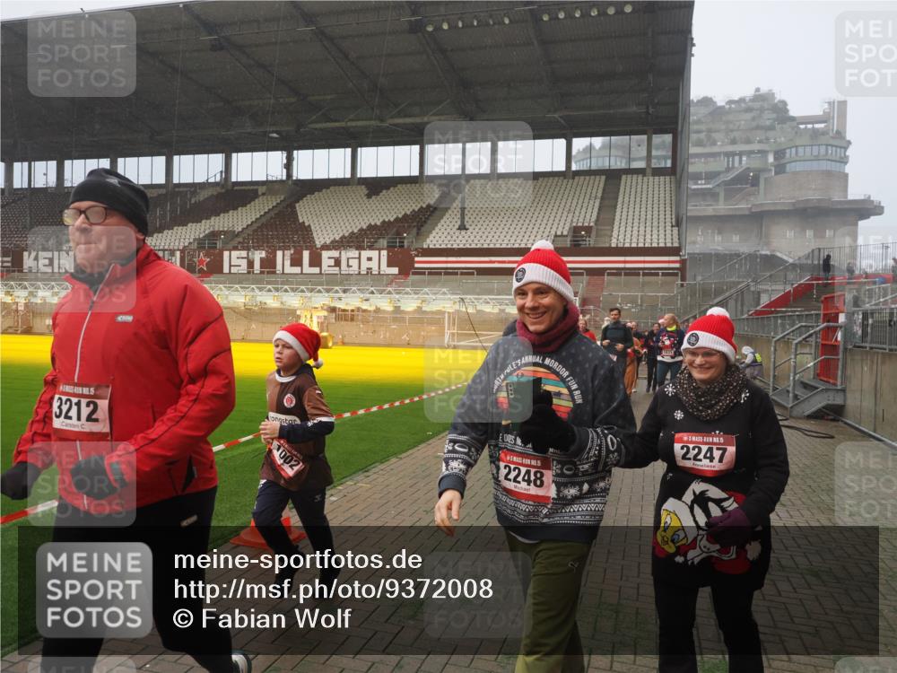 07.12.2025 - St. Pauli X-Mass-Run No. 15 Fabian Wolf http://msf.ph/oto/9372008 07.12.2025 10:08:46 Ziel 390, 707, 789, 947, 1002, 1031, 1176, 2247, 2248, 2521, 3212, 3332, 3335, 3495, 3671, 3759, 3904, 3907, 4205, 4232, 4234, 4451 meine-sportfotos.de