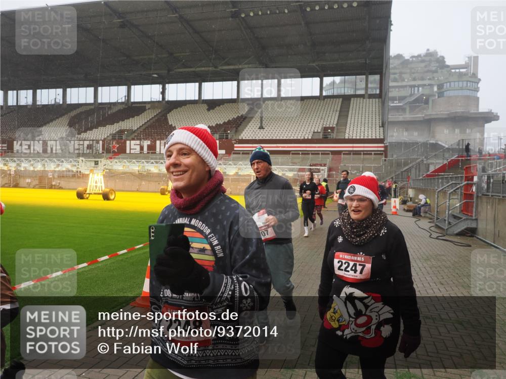 07.12.2025 - St. Pauli X-Mass-Run No. 15 Fabian Wolf http://msf.ph/oto/9372014 07.12.2025 10:08:47 Ziel 390, 707, 789, 947, 1002, 1031, 1176, 2247, 2248, 2521, 3212, 3332, 3335, 3495, 3671, 3759, 3904, 3907, 4205, 4232, 4234, 4451 meine-sportfotos.de